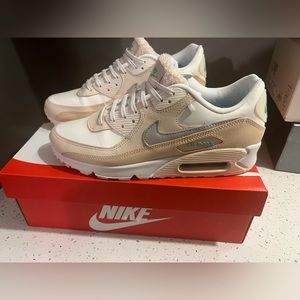 NIB Nike Air Max 90 Phantom/Shimmer/Pearl White/Metallic Silver US 10.5